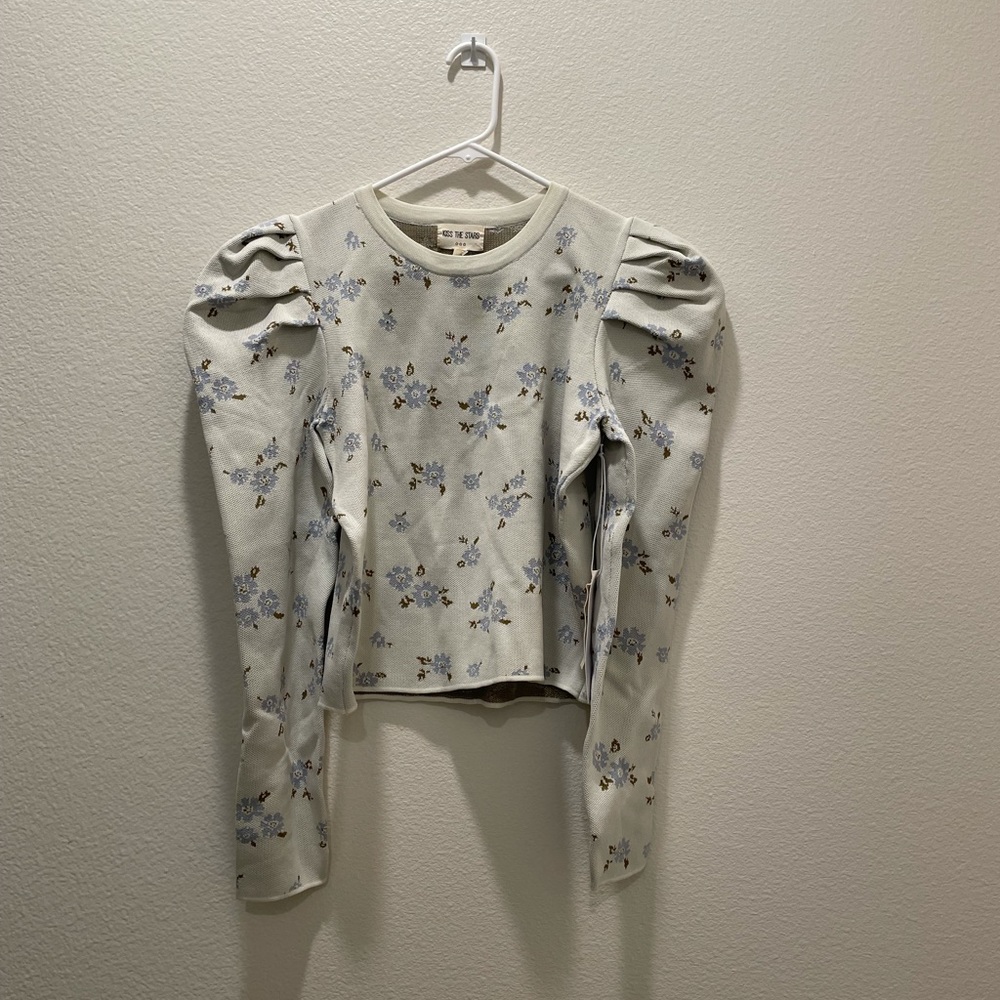 NWT. KISS THE STARS LONG SLEEVES SIZE LARGE
